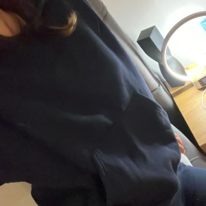 Mörkblå hoodie - Mysig tröja, inte tunn