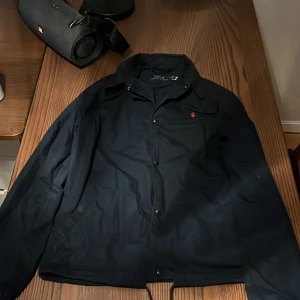 Ralph lauren overshirt - En riktigt snygg Ralph lauren overshirt med fungerande qr kod. Jackan är i perfekt kondition 10/10 och är i storlek s. Nypris 2000 vårt pris 799. Hör av er vid frågor eller fler bilder.💯😊