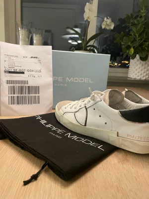 Philippe Model skor - Säljer nu mina riktigt feta models då de är lite för små för mig. De är väldigt väl omhändertagna och därför i väldigt bra skick. Box, kvitto samt dustbag medföljer även. Bara att skriva om det är något man undrar över! 