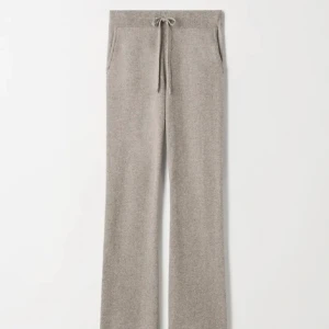 Soft goat Kashmir mjukis byxor - Super fina och sköna lågmidjade Kashmir mjukis byxor från soft goat💓perfekt nu till myskvällar på våren eller sena sommar kvällar💞storlek xs(passar även S), original pris 2495 kr