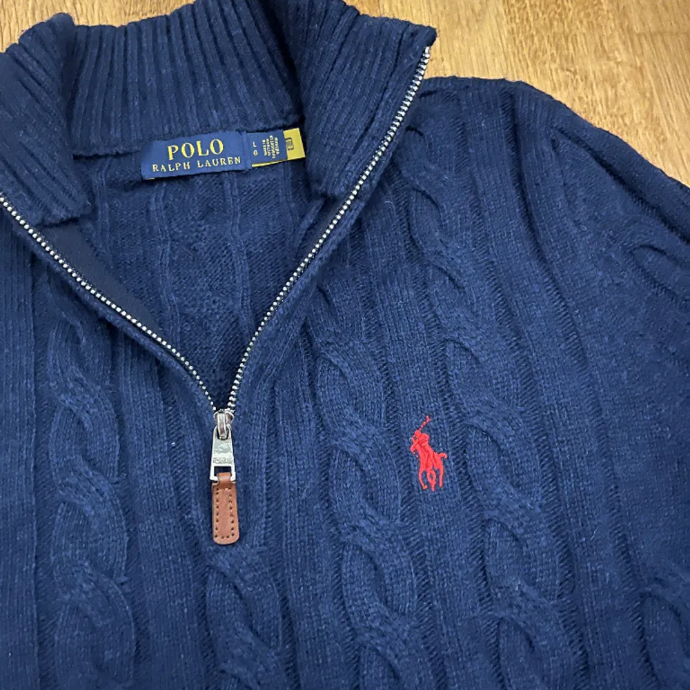 Ralph lauren stickad zip tröja perfekt för kallare väder. Storlek L men passar M och S. Priset kan diskuterats vid snabb affär.. Stickat.