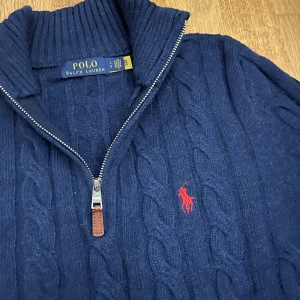 Stickad ralph lauren - Ralph lauren stickad zip tröja perfekt för kallare väder. Storlek L men passar M och S. Priset kan diskuterats vid snabb affär.