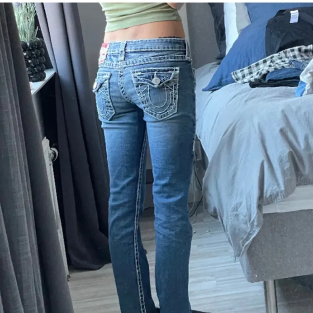 Säljer dessa jeans som jag köpte av Tilla mocka🥰💗tyvärr passar dom inte mig😢. Jeans & Byxor.