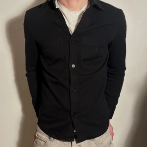 Svart Skjortjacka - Svart Skjortjacka i utmärkt skick! Storlek XS men passar även som S. Modellen är 182 cm och väger 75 kg. Pris går att diskuteras!