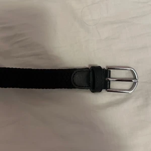 Grisch Fläterat bälte  - Väldigt stilrent och snyggt grisch bälte. Det är i nyskick och oanvänt av bästa kvalite. Övriga frågor kan diskuteras privat 