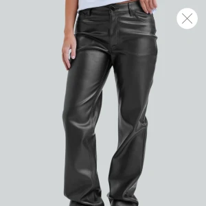 skinnbyxor  - jättesnygga skinnbyxor från bikbok, passar någon som är ca 173 lång, jättefint skick.❤️