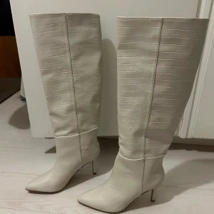 Boots - Oanvända ljus beige high knee stövlar från Gina tricot🤍 storlek 39 (nypris 699kr)