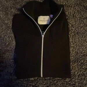 Kronstadt full zip - Säljer min skit snygga full zip från kronstadt, säljer på grund av att jag inte andvänder den Storleken på tröjan är L men den passar s/m då den är rätt liten i storleken  Nypris:1100