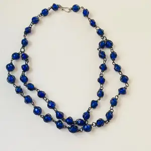 Vackert halsband med blå glaspärlor 