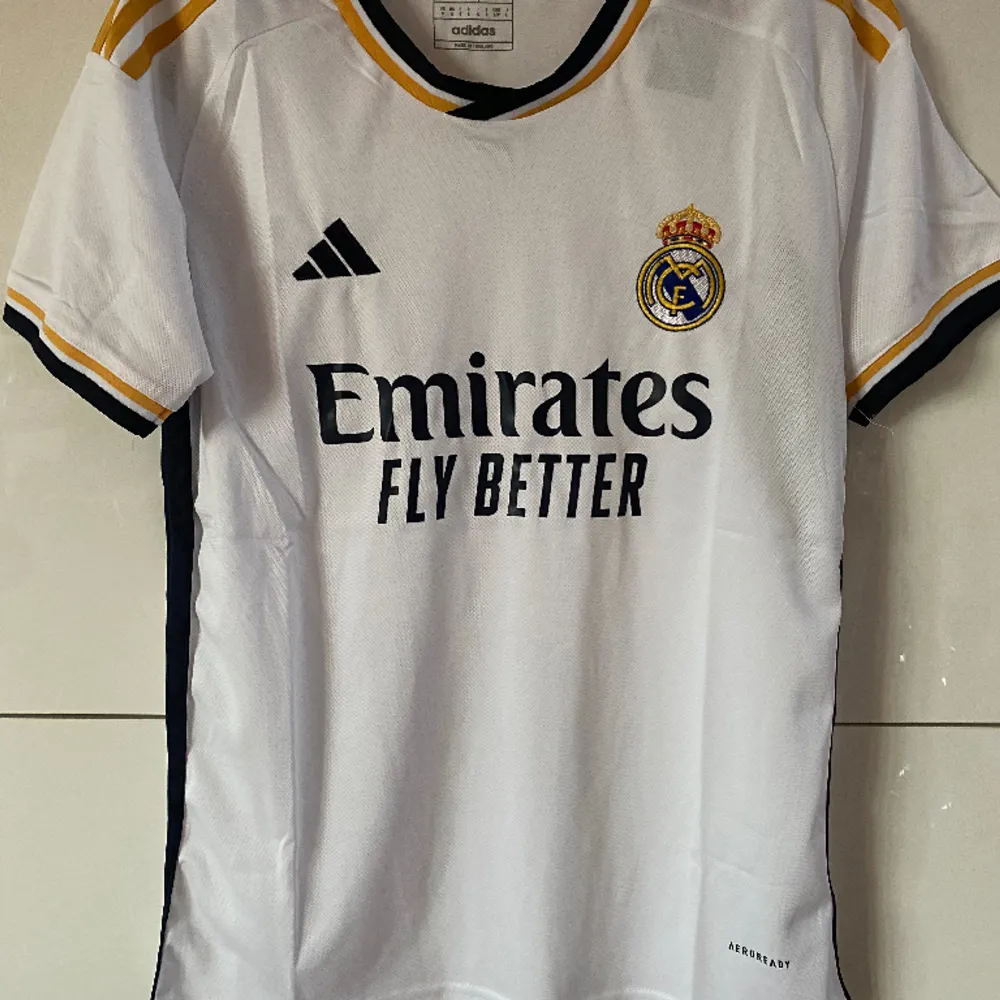 Årets real Madrid tröja 23/24 i toppkvalitet finns i storlekarna S-L  Följ oss på Instagram och ge oss förslag på vilken tröja du skulle vilja ha . T-shirts.