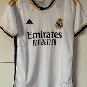Årets real Madrid tröja 23/24 i toppkvalitet finns i storlekarna S-L  Följ oss på Instagram och ge oss förslag på vilken tröja du skulle vilja ha 