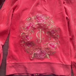 Juicy tröja - Jättefin juicy kofta i gamla modellen. Inget fel på den, kommer bara inte till användning längre💞