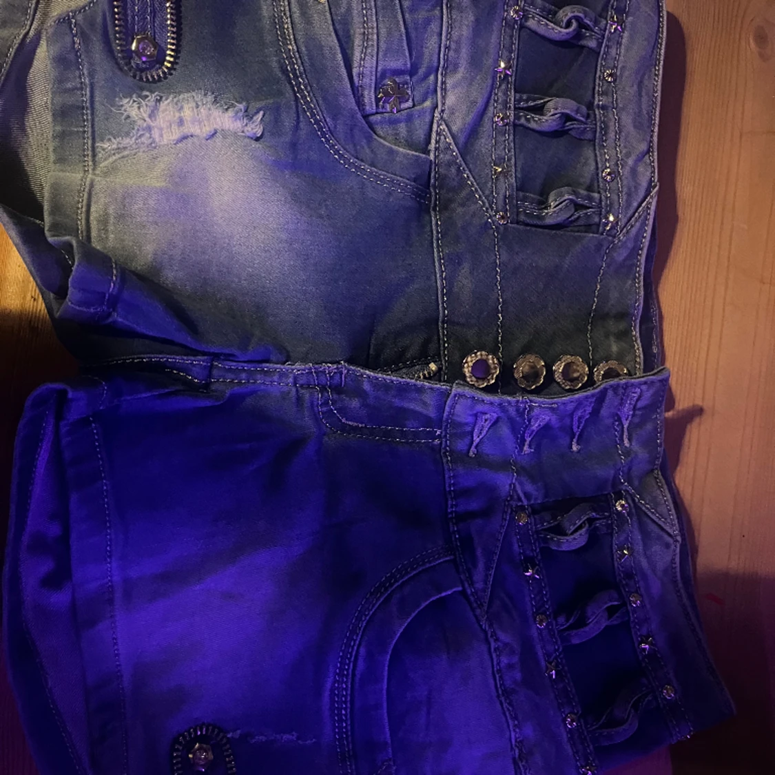 Blåa jeansshorts med kedjor och nitar - 90