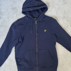 Lyle scott zip hoodie - Zip tröja från Lyle scott som är i bra skick i storlek S. Köpt på Zalando för 900