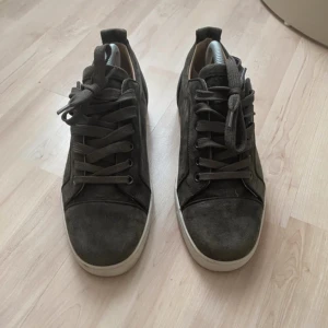 Christian louboutin - Säljer ett par sjukt snygga loubs i storlek 39 (passar 40), cond 9/10 inga defekter.  Kommer med orderbekräftelse och extra snören 