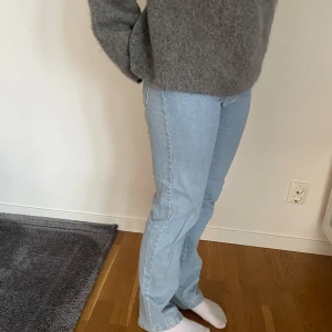 Jeans från NAKD - Säljer dessa jeans från nakd då dom tyvärr inte kommer till användning längre. Väldigt fint skick och inga märken på jeansen💞skriv privat för  fler bilder 💕