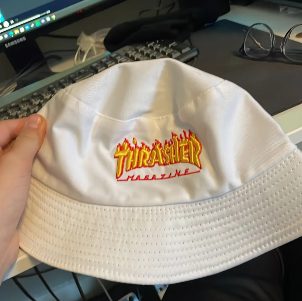 Säljer min nästan nya thrasher hat, köpte den på ett köpcenter i Barcelona i augusti Vet inte om den är äkta eller inte men den är skön! Tror den passar nästan alla. Accessoarer.