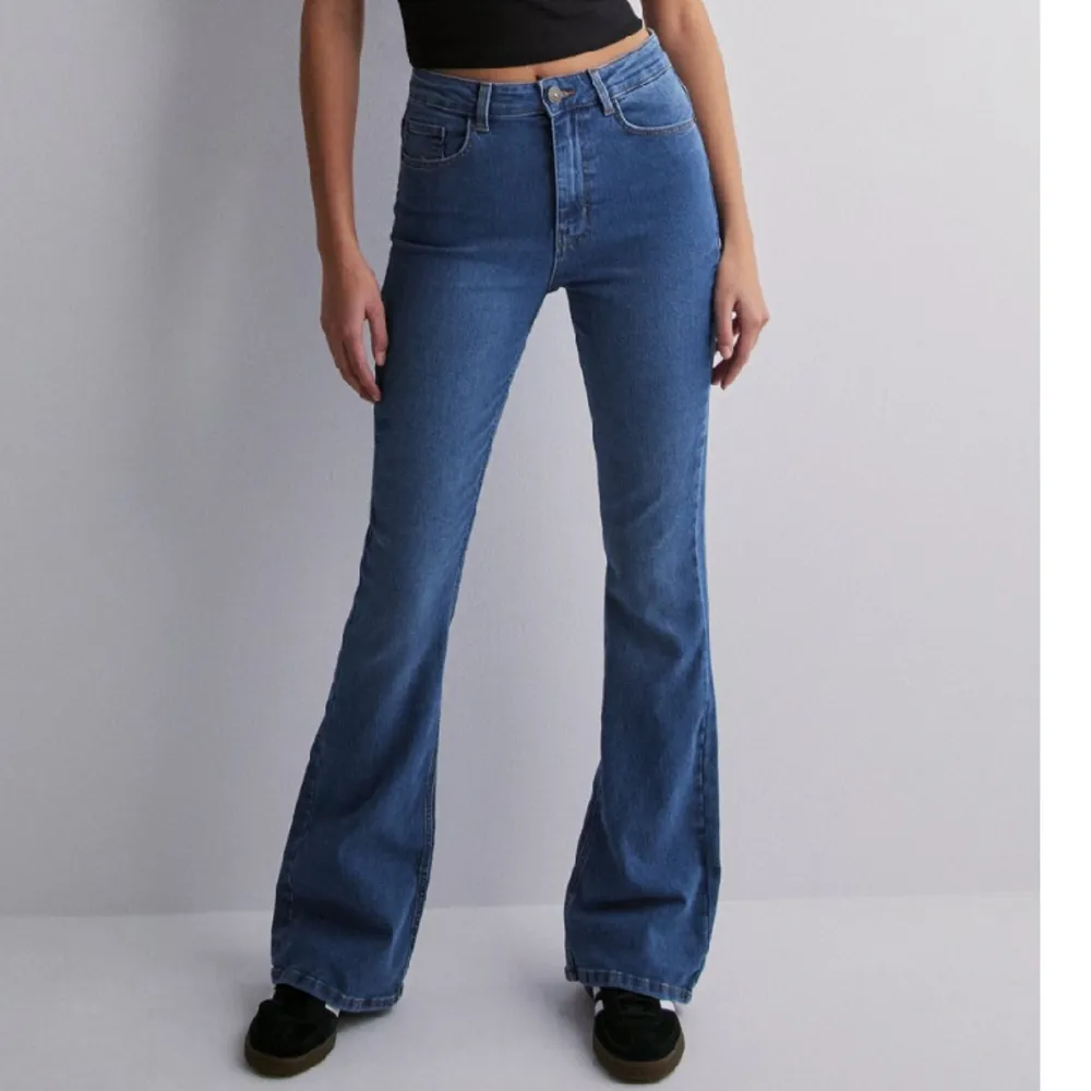 Säljer dessa mörkblåa jeans pga dom inte kommer till användning. Aldrig använda och kommer från Nelly. 200kr exkl frakt.. Jeans & Byxor.