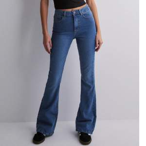 Säljer dessa mörkblåa jeans pga dom inte kommer till användning. Aldrig använda och kommer från Nelly. 200kr exkl frakt.