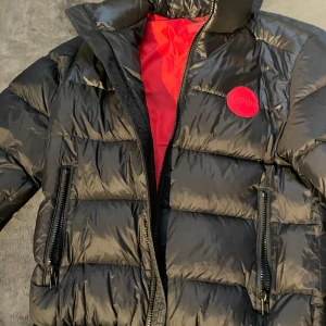 Hugo  - Hugo jacka i storlek S-M. Använd ett fåtal gånger, i mycket bra skick. 