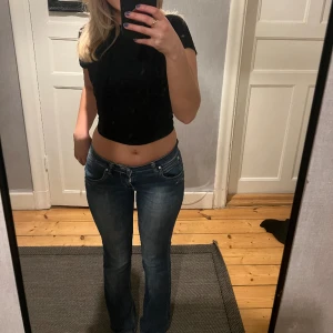 Replay Jeans  - Midjemåttet är cirka 39 cm rakt över och innerbenslängden är 77 cm. Skulle rekomendera på någon som är cirka 160/164 lång. 