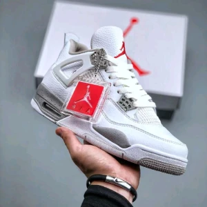 Jordans 4 - Äkta Jordans 4. Kartong ingår. Kvitto ingår.
