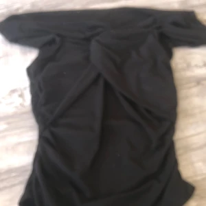 Topp bikbok  - Kommer inte till användning. Använd en gång på nyår. Har ganska mycket glitter på sig men ska försöka få bort det annars är den i bra skick!💗