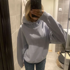 Hoodie - Fin ljusblå hoodie som tyvärr inte används så ofta. Fortfarande väldigt bra skick. Skiv om du undrar något :) 