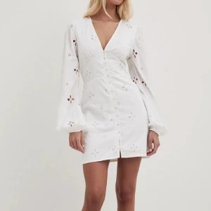 Vit klänning  - Superfin klänning ifrån NA-KD! Superfin till student/skolavslutning😊 finns en liten defekt, skriv privat för fler bilder!