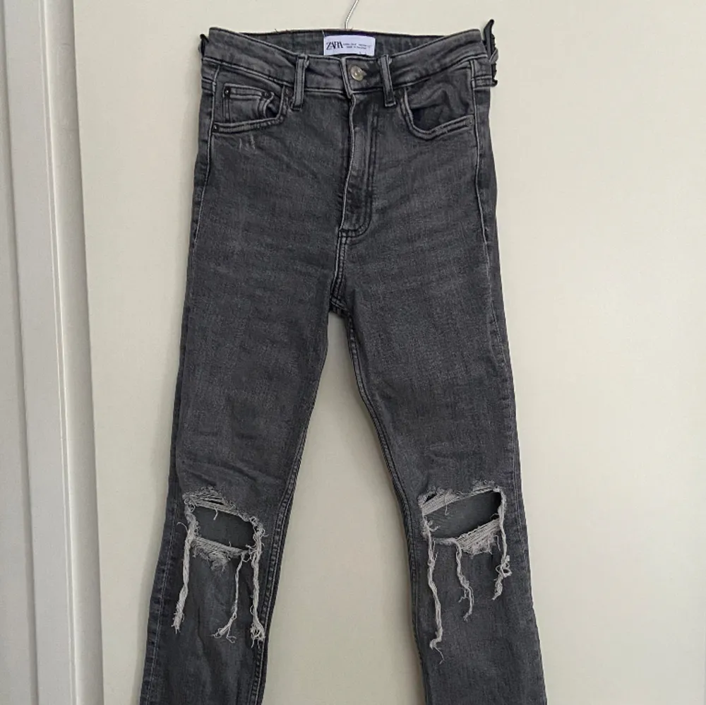 Gråa jeans från zara i fint skick!. Jeans & Byxor.