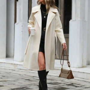 Beige kappa - En beigeaktig kappa som är i nyskick. Den passar perfekt nu till våren då materialet inte är de tjockaste. Storleken är S men passar mig som är storlek Xs perfekt. Aldrig använd, säljer pga att den inte kunde returneras. För mer info kontakta mig🥰