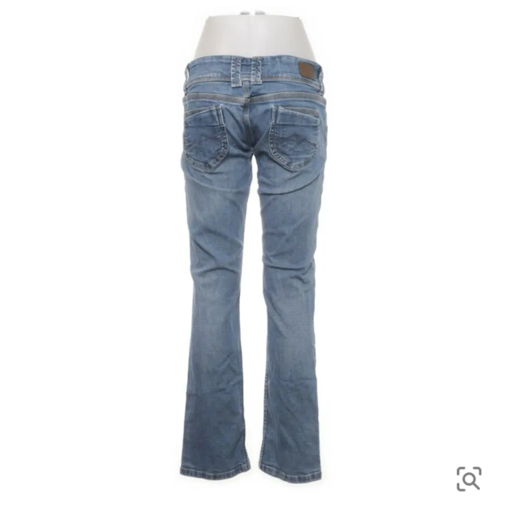 Jätte Lowwaist blåa jeans med mönstrade fickor, straight leg. Köpta från Sellpy 🙌 säljs pågrund av att dom inte passade mig i Storleken. Dom är storlek 30, jag brukar ja xxs/xs. Skulle säga att dom är i S/M 💕 pris kan diskuteras! Köpta för 500kr 😊. Jeans & Byxor.