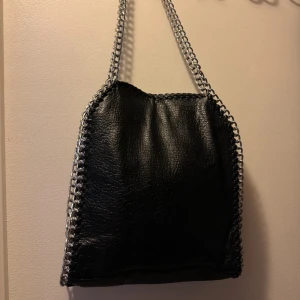 Svart kedjeväska - Superfin svart läderväska med kedjor runt🩷 inte använd och i bra skick
