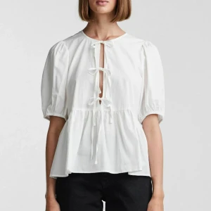 Ganni dupe  - En Ganni inspirerad blus från Pieces med prisplapp kvar! Slutsåld 