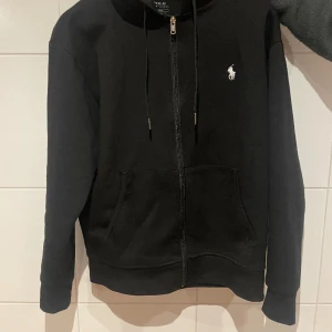 Ralph lauren zip - Tjena, säljer denna polo zip. Använd ett fåtal gånger.