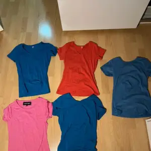 5st T-Shirts, tre av dom är ifrån Cubus (vet inte var de andra är ifrån). Alla är perfekta att ha antingen till vardags eller som underställ!♥️  Storlek: S & XS ♥️♥️♥️