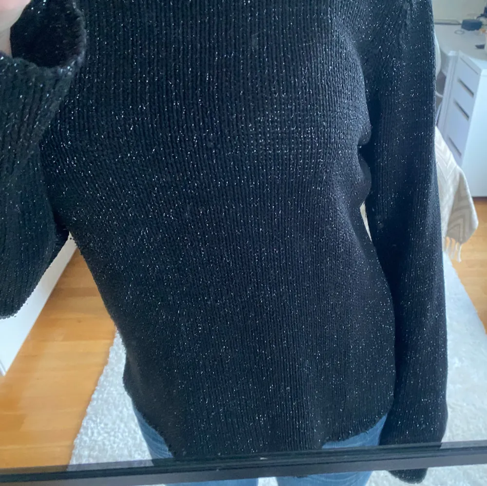 Säljer dethär jättegulliga svart glittriga stickade tröjan! Ifrån märket studio Denmark . Neuleet.