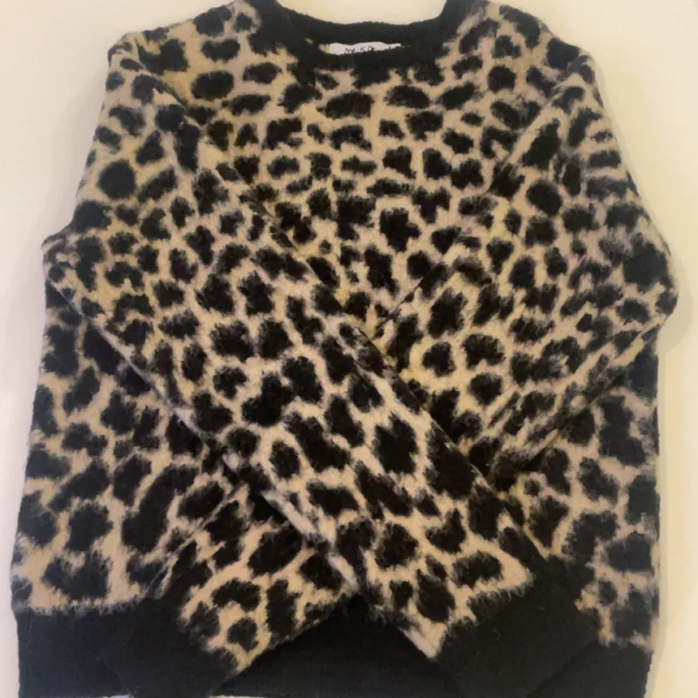 Jätte snygg stickad leopard tröja från NA-KD!💗. Stickat.