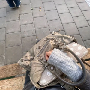 INTRESSEKOLL - Direkt pris 7000!! på min älskade balenciaga väska!! Säljer endast för bra bud, kontakta mig om ni vill byta mot en annan färg!! ❤️❤️ 