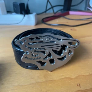 TIGER OF SWEDEN bälte - Hard ahh belt💯💯 Autentisk o fet, coola detaljer 9/10 cond. Är lite stort passar bäst om man ska byxorna lågt det står storlek 33-37 på skärpet. Det är vintage från 00-talet, säljs inte ny. Priset är inte satt i sten