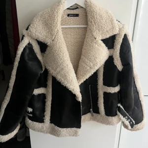Jacka  - Säljer denna jättefina jackan från Gina tricot! Sparsamt använd. 