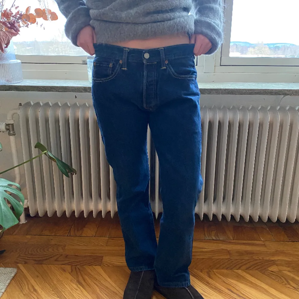 Levis jeans (säljer alla, kolla min profil). Storlek 29/32. Bra skick inga defekter. 400kr😊. Jeans & Byxor.