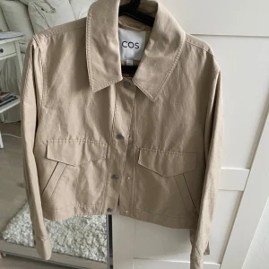 Cos jacka - Cropped jacka/trenchcoat från COS i stl 42. Skit snygg men inte min stil längre och är använd ksk två tre gånger