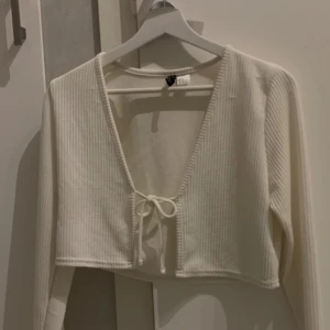 Söt top  - Säljer min söta top från hm , aldrig använt faktiskt. Storlek M 