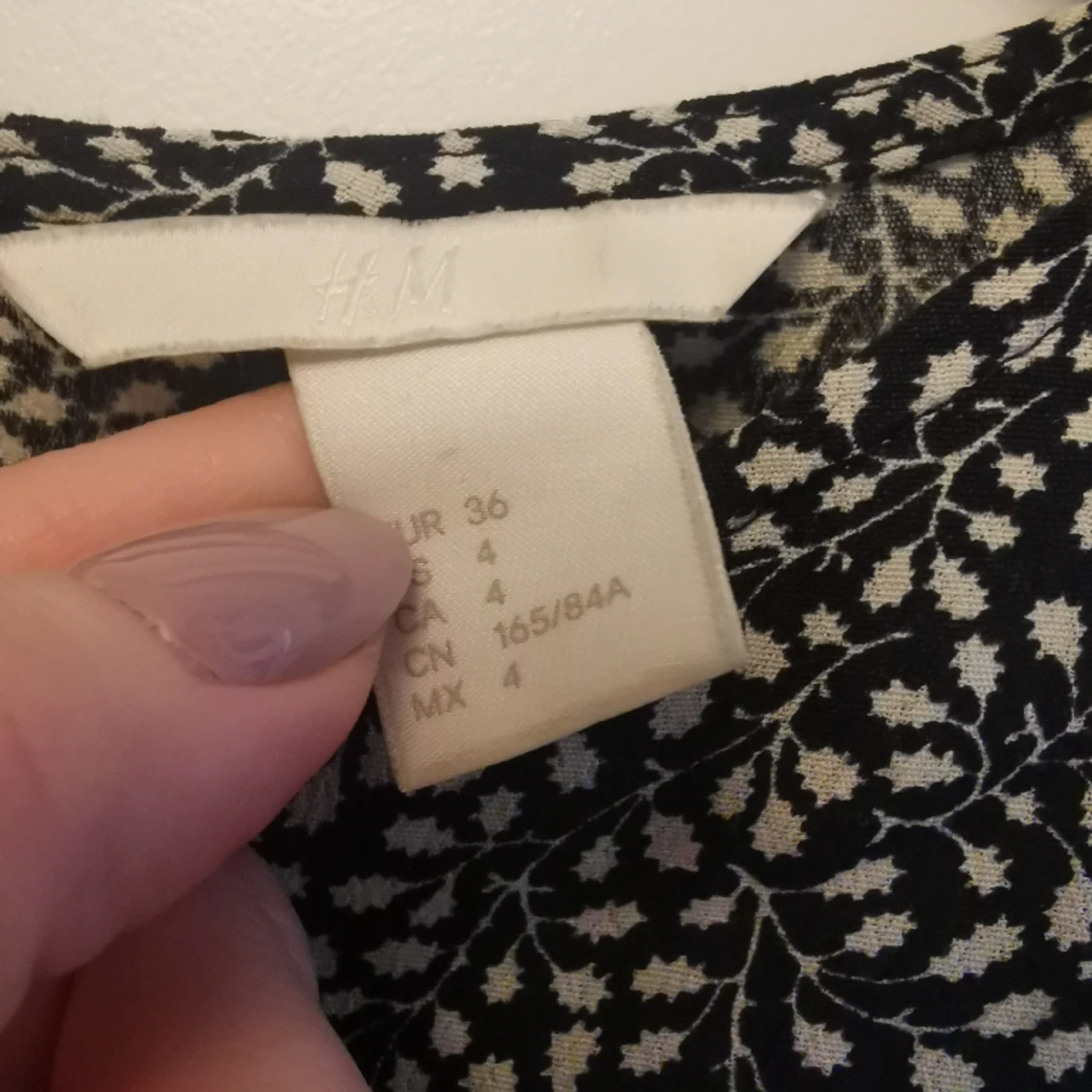 Söt klänning med små bladrankor - 90