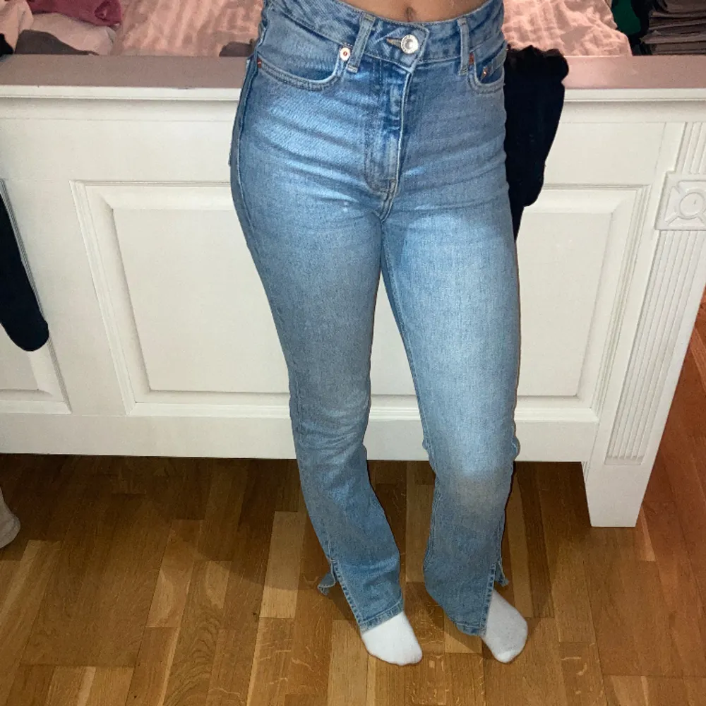 Jättefina jeans från lager 157! Bra kvalitet! Har jättebra passform! Lite långa på mig som är 155cm och därför lite slitna längst ner men inget som är synligt! Har används ganska mycket men inga tecken på skador💕 Öppen för prisförslag vid snabb affär. Jeans & Byxor.