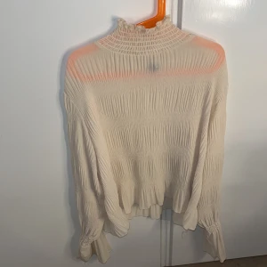Beige blus - Säljer min jätte fina beigea blus som inte kommer till användning!
