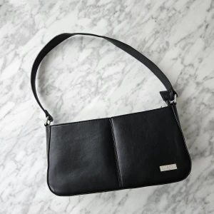 Don Donna Väska - Svart Don Donna Väska. Inga synliga skador. Ca 30cm bred, 17cm hög, 8cm djup. Köpare står för frakt