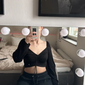 Långärmad topp - Supersnygg topp🪩knappt använd så nyskick❤️med band som gör att du kan justera hur mycket urringning du vlll ha( bilden är exempel på hur man kan ha den