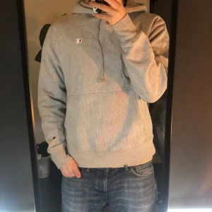 Champion hoodie - Grå hoopie i fin fint skick från champion. Den är M i size men passar mer åt L hållet skulle jag säga. Tyget är riktigt högkvalitativt och soft. Frågor är välkommna!